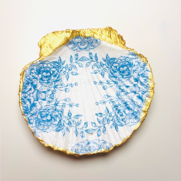 Handcrafted shell ring dish with blue floral decoupage design - Picture 3 of 4